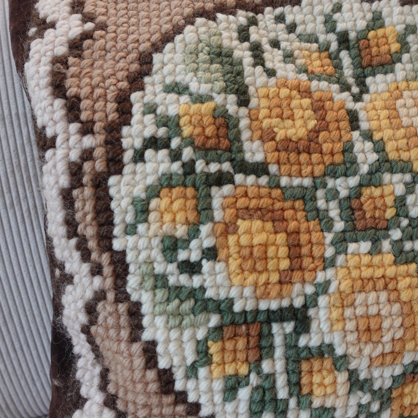Chocolatebrown Rosen Kissen